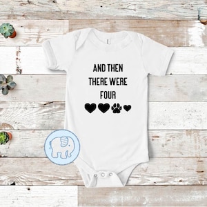 Toen waren het er vier. Aankondiging nieuwe baby. Hondenfamilie gezin van vier