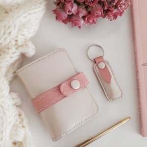 porte cartes en cuir perle nacré et rose . Porte cartes pour femme . Etui pour cartes en cuir .porte clés.