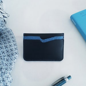 青い革のカードホルダー。カードケース。カード収納。
