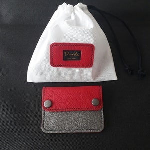 Porte cartes en cuir rouge et gris . porte cartes deux couleurs . Etui pour cartes .