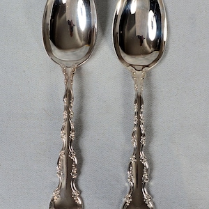 Puede incluir: Un juego de tres tazas de cerámica con un acabado moteado y mate. Las tazas son de color crema, gris claro y gris oscuro. Cada taza tiene un diseño simple y moderno y un asa redondeada.