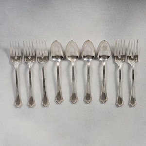 Oneida Community &quot;Primrose&quot; Silverplate Set of 4 Spoons & 5 Salad/Dessert Forks