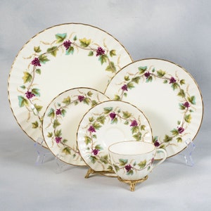 20 Pieces - Set of 4 Royal Worcester &quot;Bacchanal&quot; 5 Piece Place Settings