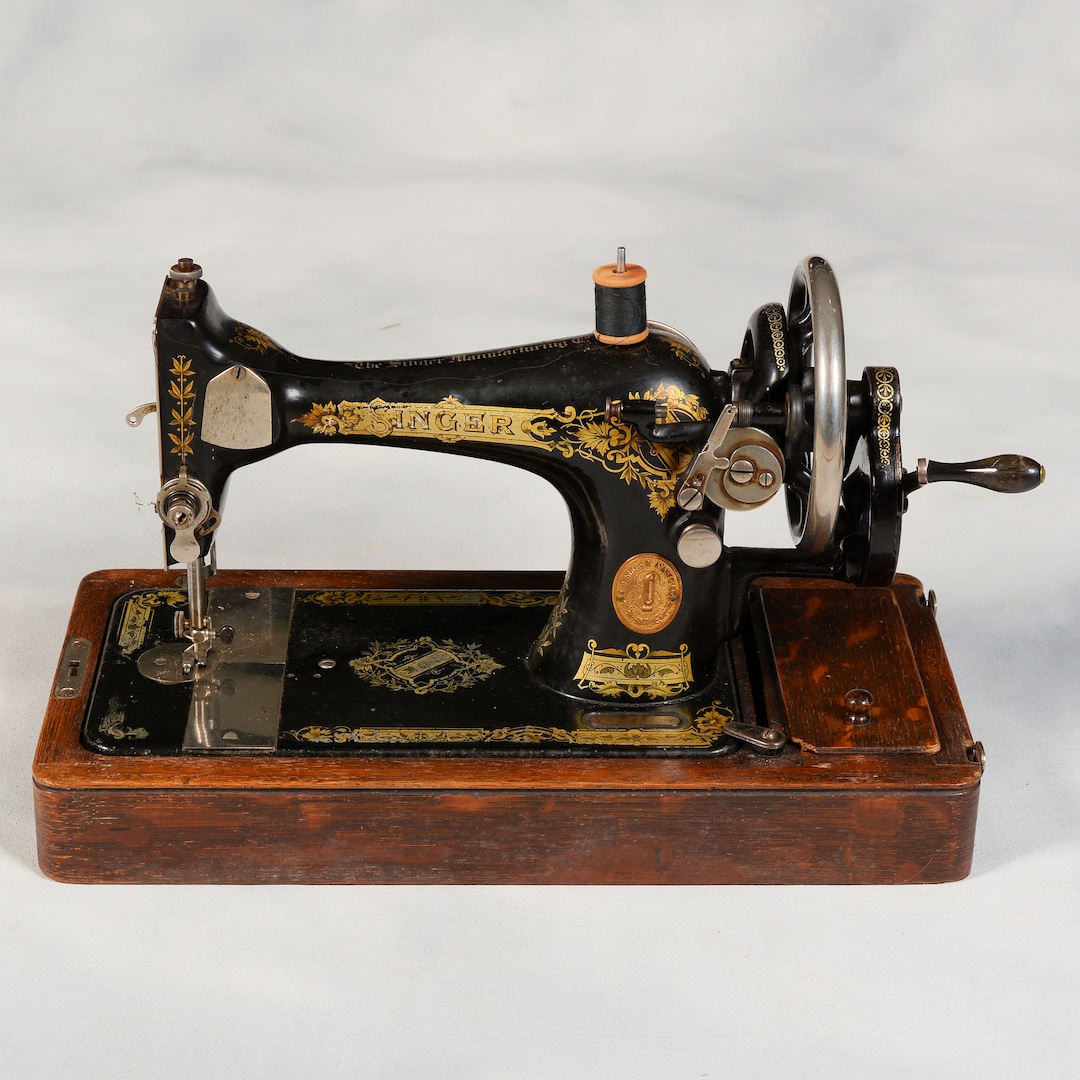 Vintage Hand Crank Singer Sewing Machine With Bentwood Case Cir. 1922