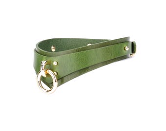 Collier fin en cuir italien vert émeraude, collier de jour discret avec laisse en chaîne dorée