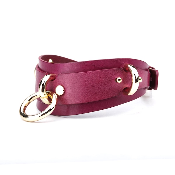 Collar BDSM de cuero burdeos con herrajes dorados, juguete erótico