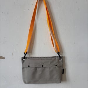 Kubrick crossbody — stone