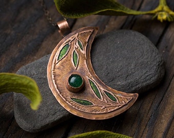 Moon necklace Green leaf necklace Green aventurine Nature jewelry Green stone necklace Witch jewelry Crescent moon pendant Forest necklace