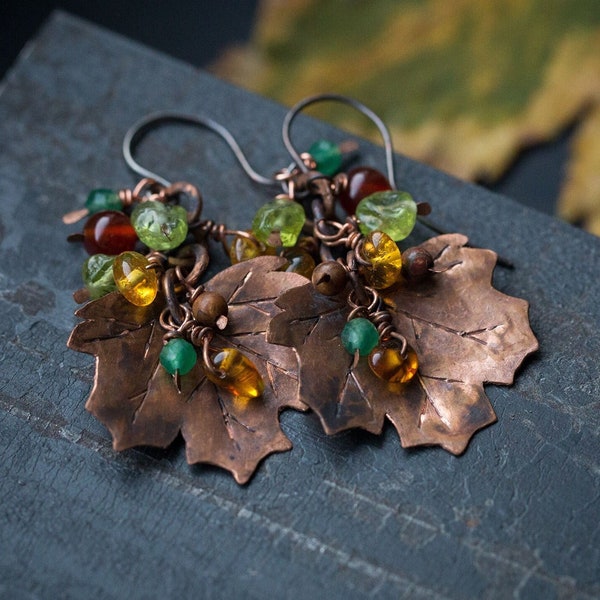 Boucles d'oreilles feuille d'érable Boucles d'oreilles en cuivre Boucles d'oreilles en ambre Bijoux botaniques Bijoux nature Boucles d'oreilles automne Boucles d'oreilles feuille de cuivre avec péridot