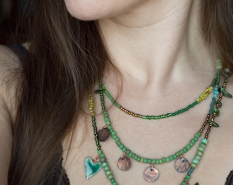 Collana verde a strati, realizzata a mano con rame, pietre e perline; gioiello artigianale unico in stile boho.