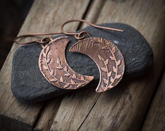 Pendientes de cobre con forma de luna y delicado motivo de hoja: joyería celestial con forma de luna creciente.