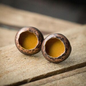 Può includere: Un set di tre tazze in ceramica con finitura opaca e macchiettata. Le tazze sono nei toni crema, grigio chiaro e grigio scuro. Ogni tazza ha un design semplice e minimalista, perfetto per caffè o tè.