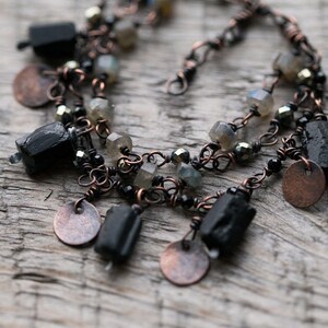 Bracelet en pierres précieuses Bracelet multi rangs Bijoux bohème Bijoux bruts Bracelet en cuivre Tourmaline noire Bracelet labradorite Bracelet gris