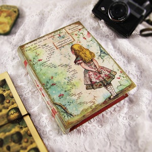 Boîte à bijoux faite à la main, Alice au pays des merveilles. Livre en bois. Stockez vos souvenirs et vos souvenirs précieux pour toute une vie. Fille, vintage.