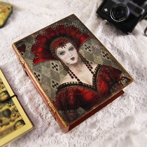 Caja de joyería hecha a mano, Reina de Corazones. Libro de madera. Guarde sus artículos de recuerdo y recuerdos atesorados para toda la vida. vendimia.