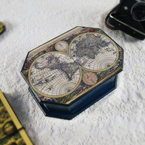 Boîte souvenir faite main, carte rétro, vintage, steampunk. Rangez vos articles souvenirs et vos souvenirs les plus précieux pour votre vie. Boîte à bijoux