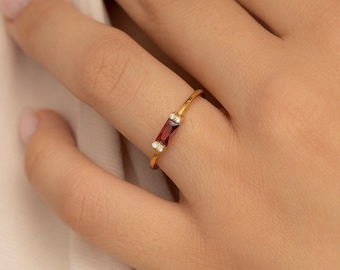 Bague superposition rubis fine baguette, bague rubis simple, bague fine, bague minimaliste en or, bague en or délicate, bague rubis baguette à superposer