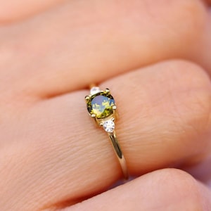 Anillo delicado de peridoto, anillo de piedra de nacimiento de agosto, anillo de peridoto, anillo delicado, anillo minimalista, anillo de peridoto de plata de ley 925, regalo de mamá