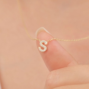 Buchstaben-Halskette mit CZ-Diamanten, Geschenk für Sie, Pave-Buchstaben-Halskette, Gold-Buchstaben-Halskette, personalisiertes Geschenk, kleine süße Initialen-Halskette