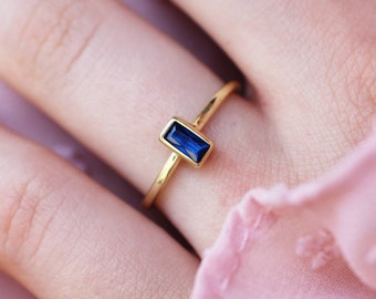 Saphir Zierliche Baguette Stapelring, Einfacher Saphir Ring, Dünner Ring, Gold Minimalist Ring, Gold Baguette Stapelring, Saphir Ring