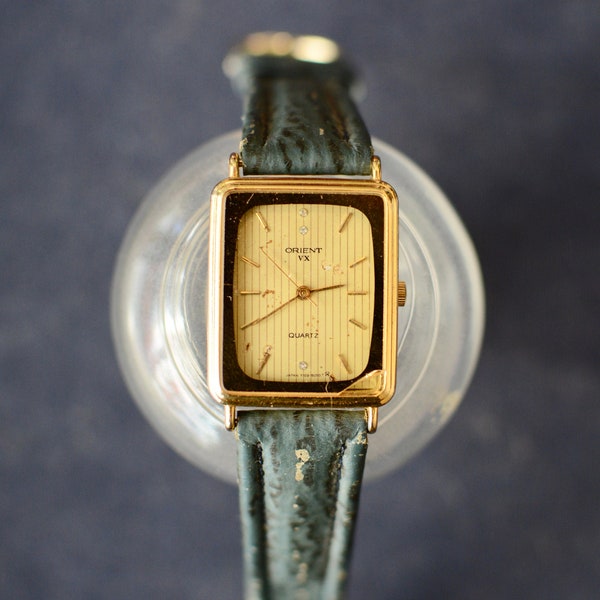 Montre-bracelet analogique rectangulaire vintage Orient des années 70