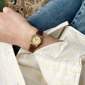 Vintage 70s Circular Watch / Unisex Analog Wrist Watch image 2