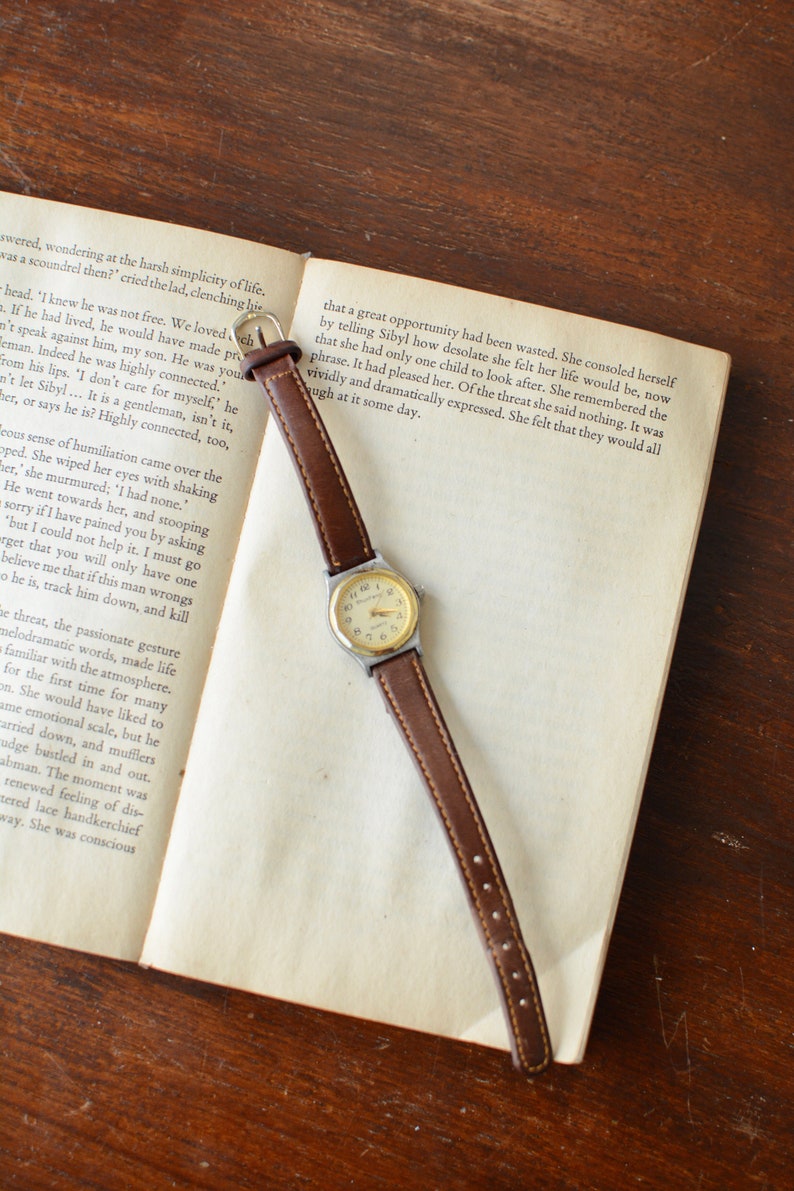 Vintage 70s Circular Watch / Unisex Analog Wrist Watch image 3