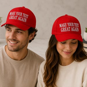 Może przedstawiać: Dwie osoby w czerwonych czapkach bejsbolowych z białym napisem "MAKE YOUR TEXT GREAT AGAIN". Czapki mają zakrzywiony daszek i strukturalną koronę. Osoby te mają na sobie koszulki w neutralnych kolorach.