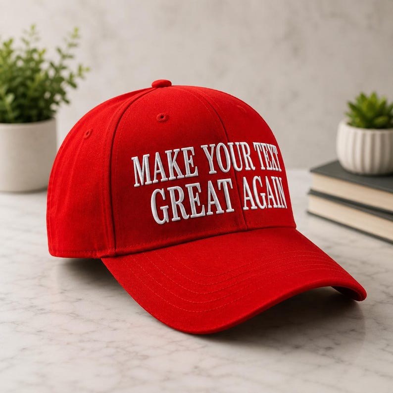 Może przedstawiać: Czerwona czapka bejsbolowa z białym haftem "MAKE YOUR TEXT GREAT AGAIN". Czapka ma zakrzywiony daszek i guzik na g&oacute;rze. Kapelusz jest wykonany z wytrzymałego materiału.