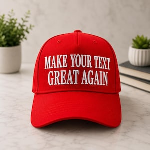Może przedstawiać: Czerwona czapka bejsbolowa z białym haftem "MAKE YOUR TEXT GREAT AGAIN". Czapka ma zakrzywiony daszek i jest wykonana z wytrzymałej tkaniny. Kapelusz to klasyczny sześciopanelowy design.