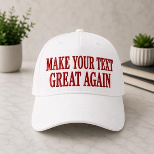 Może przedstawiać: Biała czapka bejsbolowa z wyhaftowanym czerwonym napisem "MAKE YOUR TEXT GREAT AGAIN". Czapka ma zakrzywiony daszek i guzik na g&oacute;rze. Kapelusz jest prezentowany na jasnej powierzchni.