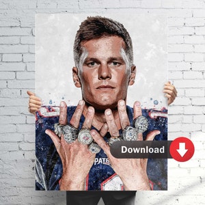 Puede incluir: Un retrato al estilo acuarela de un jugador de fútbol americano que lleva una camiseta azul y roja con una estrella blanca en el pecho. El jugador está levantando ambas manos, mostrando múltiples anillos de campeonato. El texto "PATS" es visible en la camiseta.