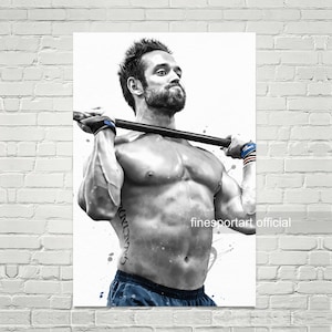 Op de afbeelding: Zwart-witte illustratie van een gespierde man die een halterstang optilt. Hij draagt ​​blauwe sport shorts en polsbandjes. De achtergrond is wit met blauwe verfspatten. De tekst "finesportart official" staat rechtsonder in de afbeelding.