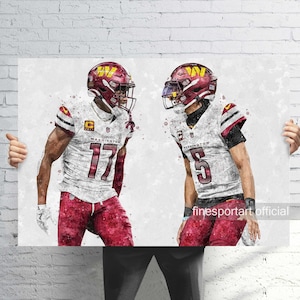 Puede incluir: Impresión al estilo acuarela con dos jugadores de fútbol americano con uniformes blancos y burdeos. Los jugadores llevan cascos con el logotipo del equipo. Una camiseta muestra el número 17, la otra el número 5. La palabra "Washington" es visible.