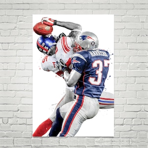 Op de afbeelding: Een posterprint met een dynamische actieopname van een American footballwedstrijd. De afbeelding toont spelers in de lucht, met de nadruk op de intense competitie. Het kleurenpalet omvat tinten blauw, rood, wit en grijs, met een spatteffect.