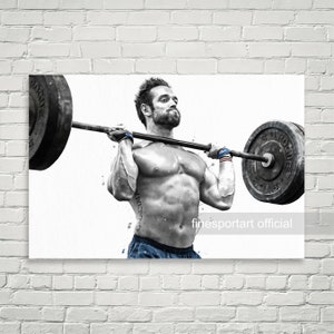 Op de afbeelding: Een zwart-witte illustratie van een man die een halterstang optilt. De man draagt ​​blauwe shorts en heeft een baard. De halterstang is van metaal en heeft aan beide uiteinden gewichtsplaten. De achtergrond is wit met spatten grijze verf.