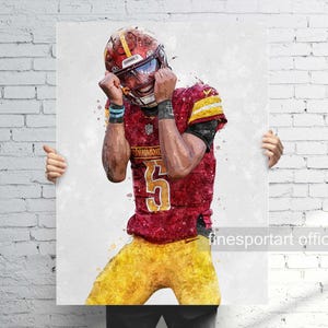 Pode incluir: Pintura em aquarela de um jogador de futebol americano em uniforme bordô e dourado, número 5. O jogador está usando um capacete e comemorando com os punhos cerrados. A obra de arte tem um efeito aquarela e está em um fundo branco.