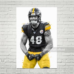 Può includere: Un'illustrazione ad acquerello in bianco e nero di un giocatore di football americano che indossa una divisa nera e gialla con il numero 48 sul davanti. Il giocatore indossa un casco e ha un'espressione determinata sul viso. Lo sfondo è bianco con schizzi di vernice gialla.