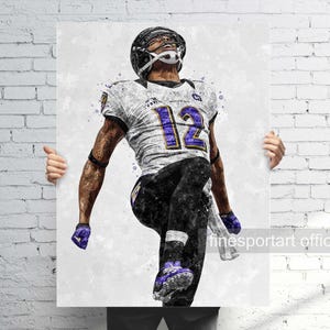 Può includere: Un'illustrazione ad acquerello di un giocatore di football americano che indossa una maglia viola e bianca con il numero 12. Il giocatore è in aria, con le braccia distese e le gambe piegate. Lo sfondo è una tela bianca con alcuni schizzi di colore.