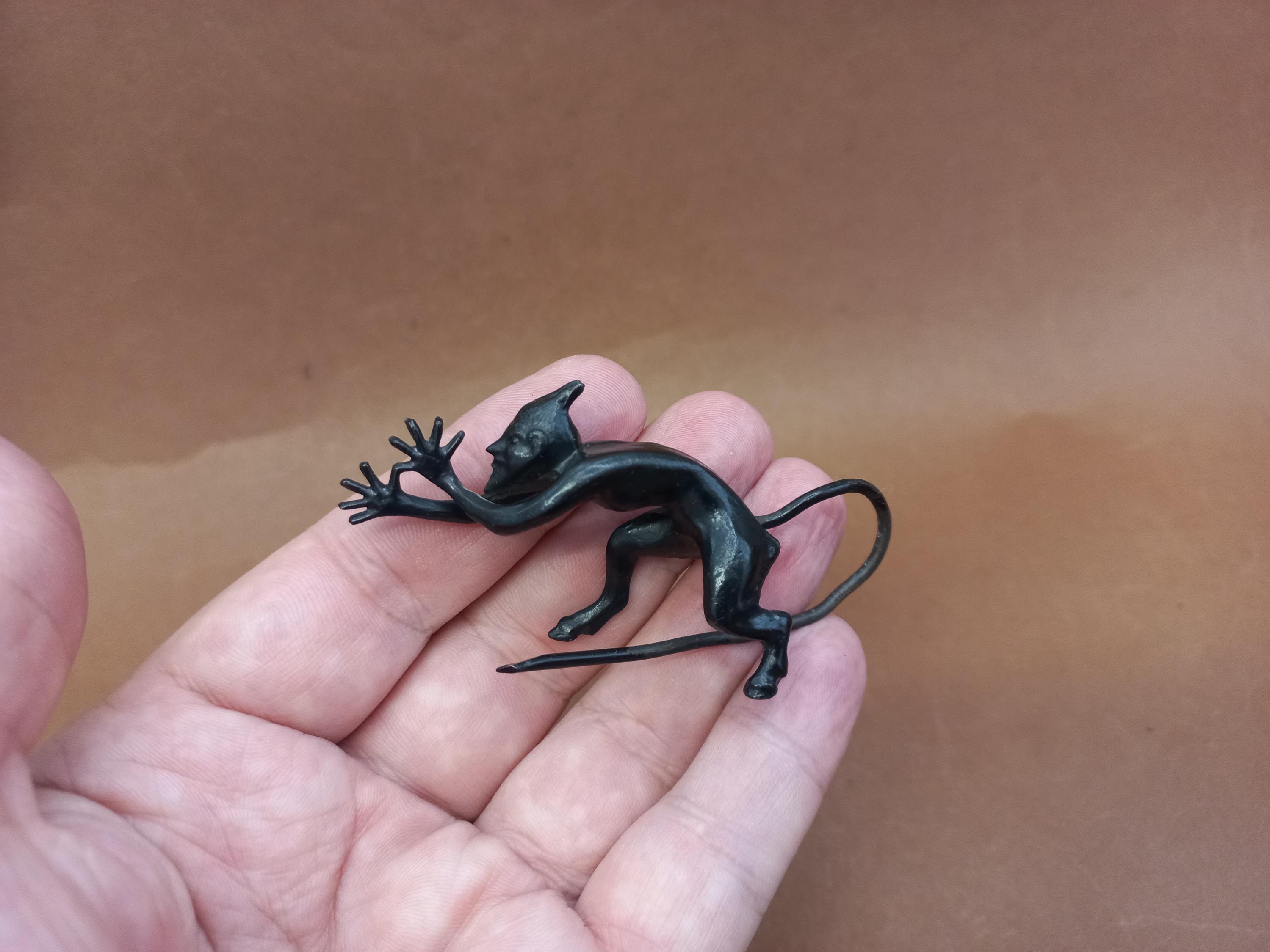 ソビエト ヴィンテージ 悪魔の置物 カスリ 鉄鋳造、旧ソ連 金属製悪魔