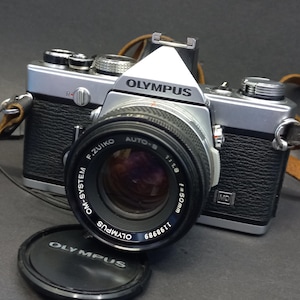 Vintage Kamera Olympus OM-1 Filmkamera Olympus 1970er Jahre. Hergestellt in Japan, Funktionierende Filmkamera