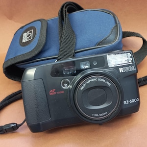 Vintage camera RICOH RZ-3000, filmcamera Ricoh jaren 90, point-and-shotcamera, werkende filmcamera