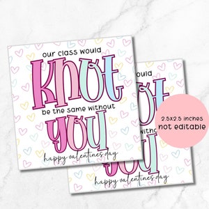 Puede incluir: Una tarjeta de San Valentín imprimible con un diseño de corazones rosa, azul y blanco. La tarjeta dice "Nuestra clase no sería lo mismo sin ti. Feliz Día de San Valentín."