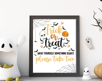 Pode incluir: Uma placa com moldura preta e fundo branco com o texto "Trick or Treat" em letras pretas e douradas. A placa também inclui uma caveira, uma abóbora, morcegos e milho doce. O texto abaixo do texto principal diz "Have yourself something sweet, please take two."