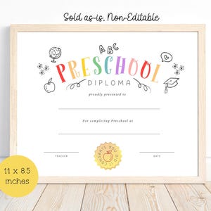 Op de afbeelding: Een ingelijst voorschools diploma met de tekst "PRESCHOOL DIPLOMA" in regenboogkleuren. Het diploma is 27,9 x 21,6 cm groot en bevat ruimte voor de naam van de leerling, de school, de leerkracht en de datum. De tekst "Sold as-is. Non-Editable" staat bovenaan.