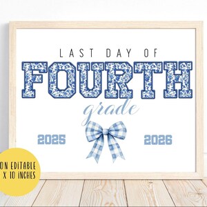 Op de afbeelding: Een ingelijste print met de tekst "LAST DAY OF FOURTH grade" in blauwe bloemenletters. De print bevat de jaren 2025 en 2026, en een blauw geruite strik. De print meet 20 x 25 cm.