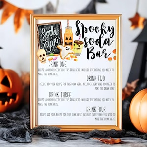 Op de afbeelding: Een ingelijste Halloween-bord met de tekst "Spooky Soda Bar" in zwart script. Het bord bevat illustraties van een schedel, een spook en frisdrankflessen. Het bord heeft ruimte voor drankrecepten.