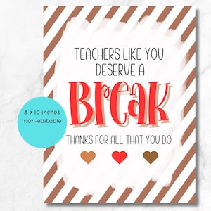 Puede incluir: Un cartel de agradecimiento para profesores imprimible de 20,3 x 25,4 cm con rayas marrones y blancas. El cartel dice "Los profesores como tú se merecen un descanso. Gracias por todo lo que haces."