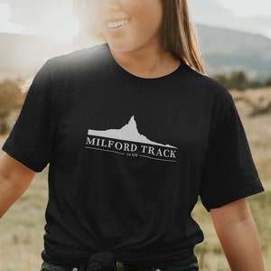 Milford Track Höhenkarte, Neuseeland Unisex T-Shirt, Bergweg, Abenteuer Geschenke, Kiwi Souvenir