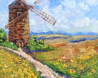 Könnte beinhalten: Ölgemälde einer rustikalen Windmühle an einem sonnigen Tag. Die braune Windmühle steht vor einem blauen Himmel mit flauschigen Wolken. Ein Pfad führt durch ein Feld mit gelben und orangen Blumen, mit sanften Hügeln im Hintergrund.